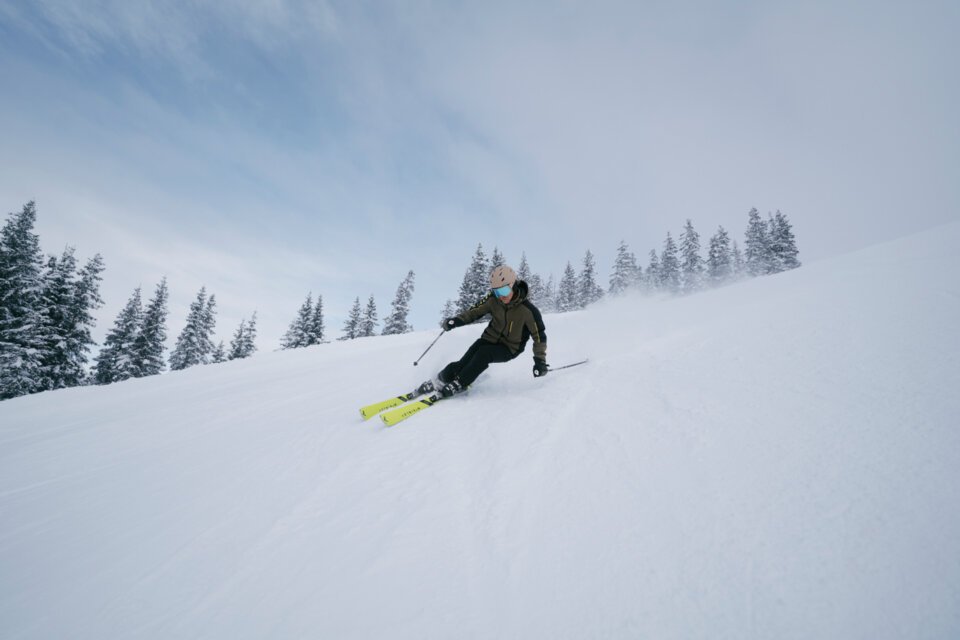 Skifahrer fährt auf einer verschneiten Piste Ski. | © INTERSPORT International Corporation GmbH