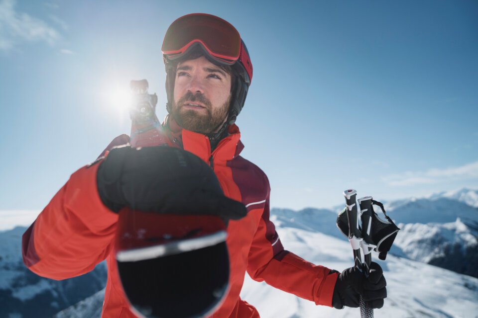 Skifahrer mit Skiern und Stöcken in den Bergen. | © INTERSPORT International Corporation GmbH