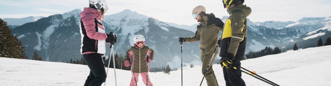Famille faisant du ski à la montagne. | © INTERSPORT International Corporation GmbH