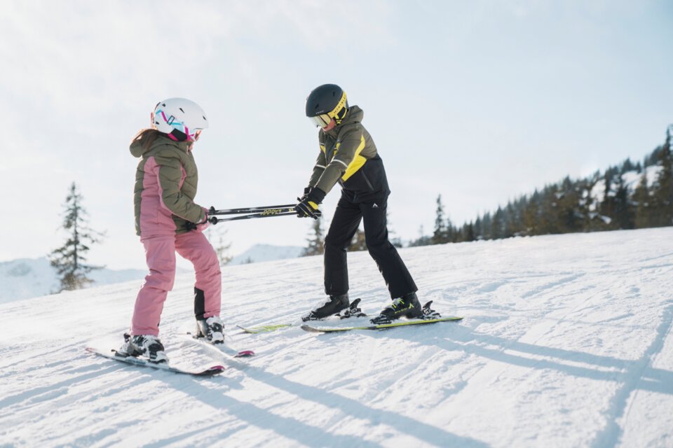 Zwei Kinder beim Skifahren auf einer Skipiste. | © INTERSPORT International Corporation GmbH