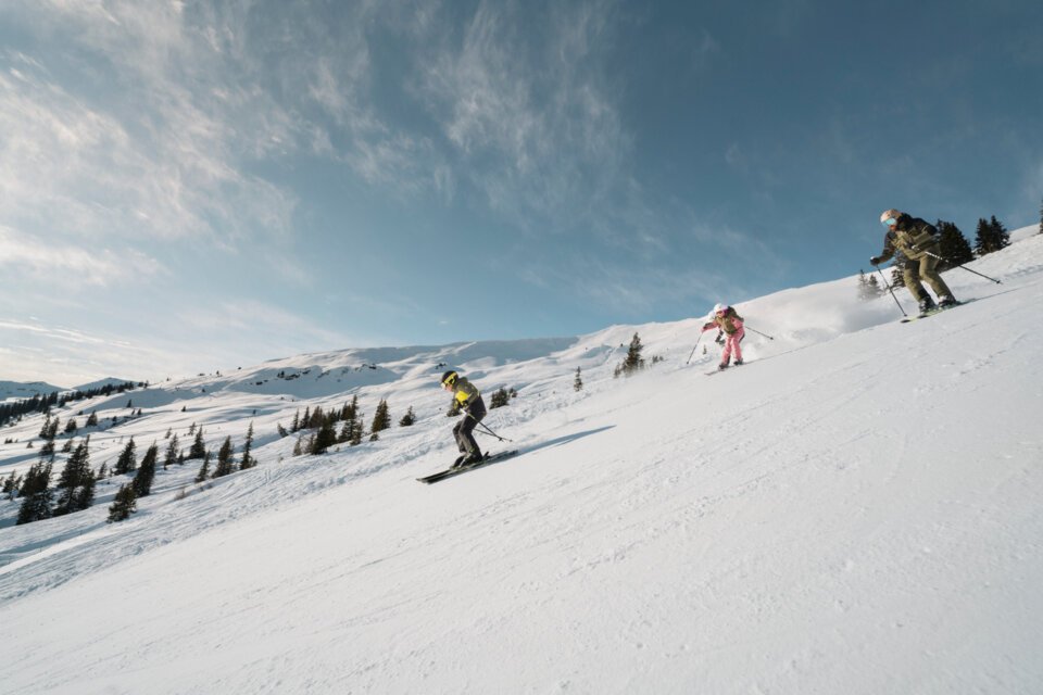 Gruppe von Skifahrern auf einer schneebedeckten Piste. | © INTERSPORT International Corporation GmbH