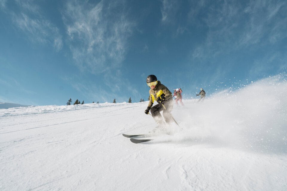 Skier on a snow covered slope under a bright blue sky | © INTERSPORT International Corporation GmbH