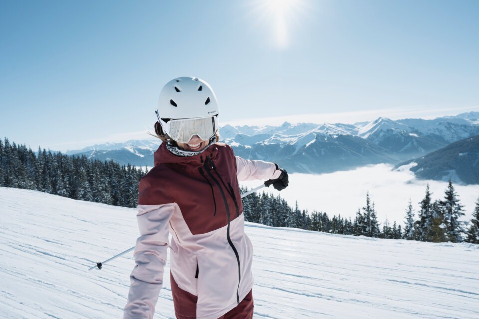 Woman skiing in the snow with mountains in the background. | © INTERSPORT International Corporation GmbH