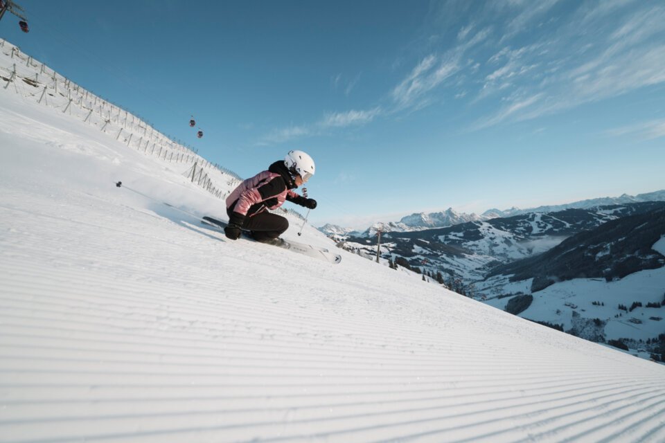 Skifahrerin auf einer präparierten Piste. | © INTERSPORT International Corporation GmbH