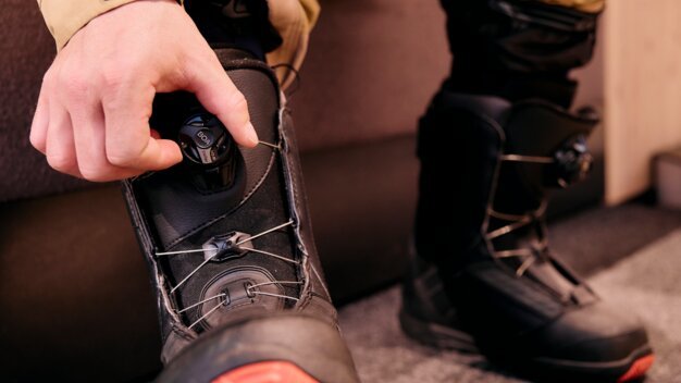 Person fastening snowboard boot with Boa system | © ARMIN WALCHER