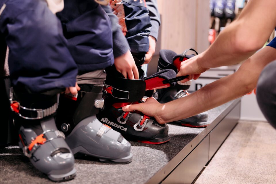 Kinder, die Skischuhe anprobieren. | © ARMIN WALCHER