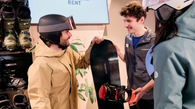 Man with snowboard at an Intersport store. | © ARMIN WALCHER
