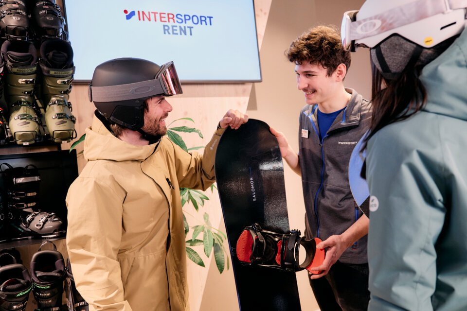 Man with snowboard at an Intersport store. | © ARMIN WALCHER