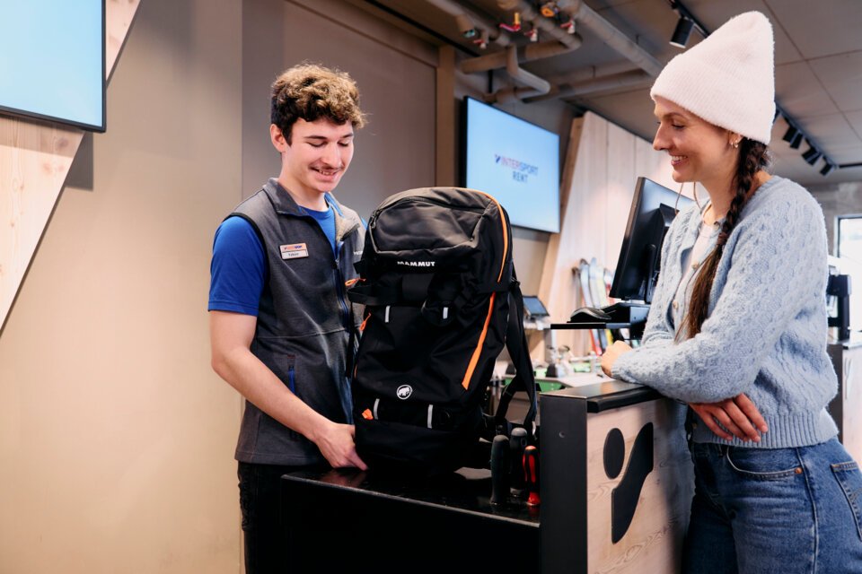Verkäufer zeigt Kundin einen Mammut-Rucksack in einem Sportgeschäft. | © ARMIN WALCHER
