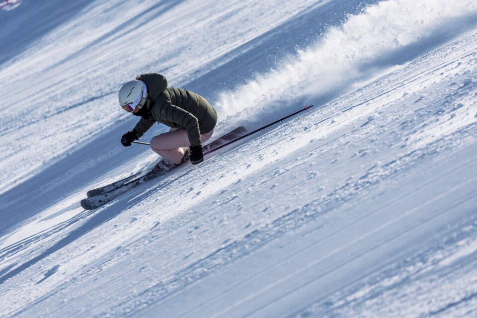 Skifahrer fährt einen steilen Hang hinunter. | © INTERSPORT International Corporation GmbH / Jeremy Bernard