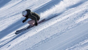 Skifahrer fährt einen steilen Hang hinunter. | © INTERSPORT International Corporation GmbH / Jeremy Bernard