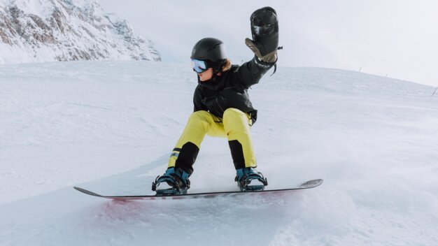 Snowboardfahrer auf einer schneebedeckten Piste. | © Oliver Godbold photography / ROSSIGNOL