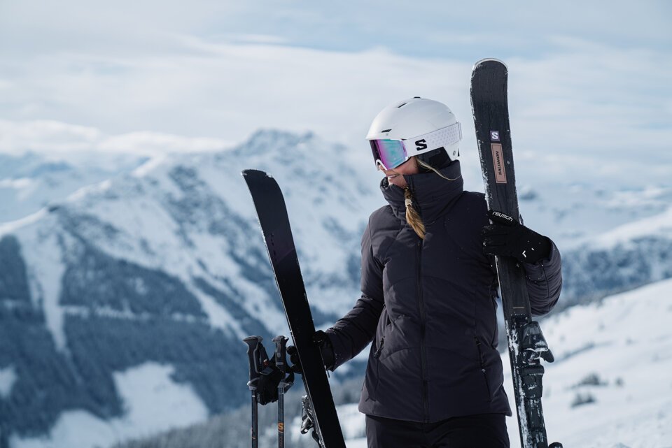 Skier with skis and helmet in the mountains | © INTERSPORT International Corporation GmbH
