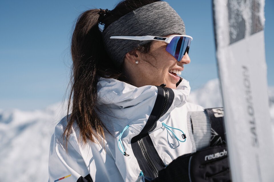 Woman smiling in sunglasses and ski gear | © INTERSPORT International Corporation GmbH