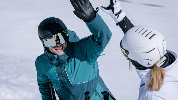 Zwei Skifahrer geben sich ein High-Five im Schnee. | © IIC - INTERSPORT International Corporation GmbH