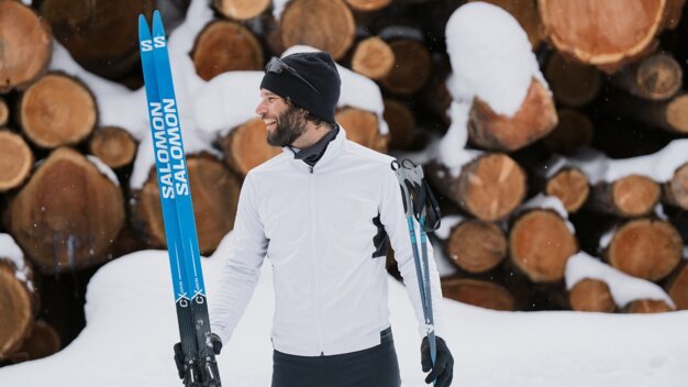 Man with skis and poles in the snow | © IIC - INTERSPORT International Corporation GmbH