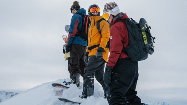 Group of snowboarders on a snowy mountain peak | © Salomon