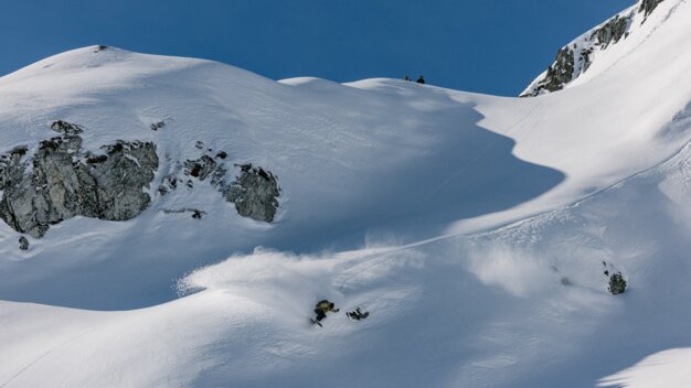 Snowboarder riding down a snowy slope. | © Salomon