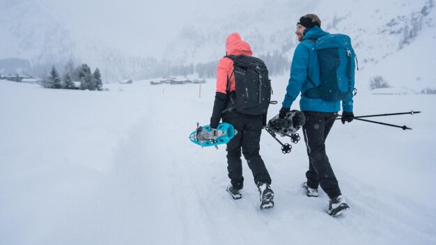 Two people snowshoeing in a snowy landscape. | © IIC/McKINLEY