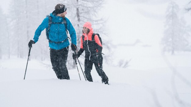 Two people hiking in the snow with poles. | © IIC/McKINLEY