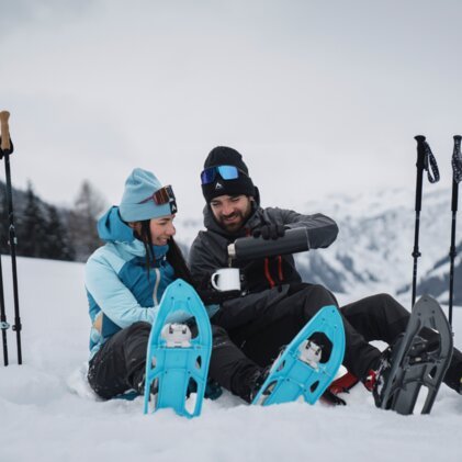 Couple taking a coffee break while snowshoeing. | © INTERSPORT International Corporation GmbH