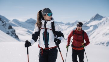 Zwei Personen beim Skitourengehen in den Bergen. | © INTERSPORT International Corporation GmbH