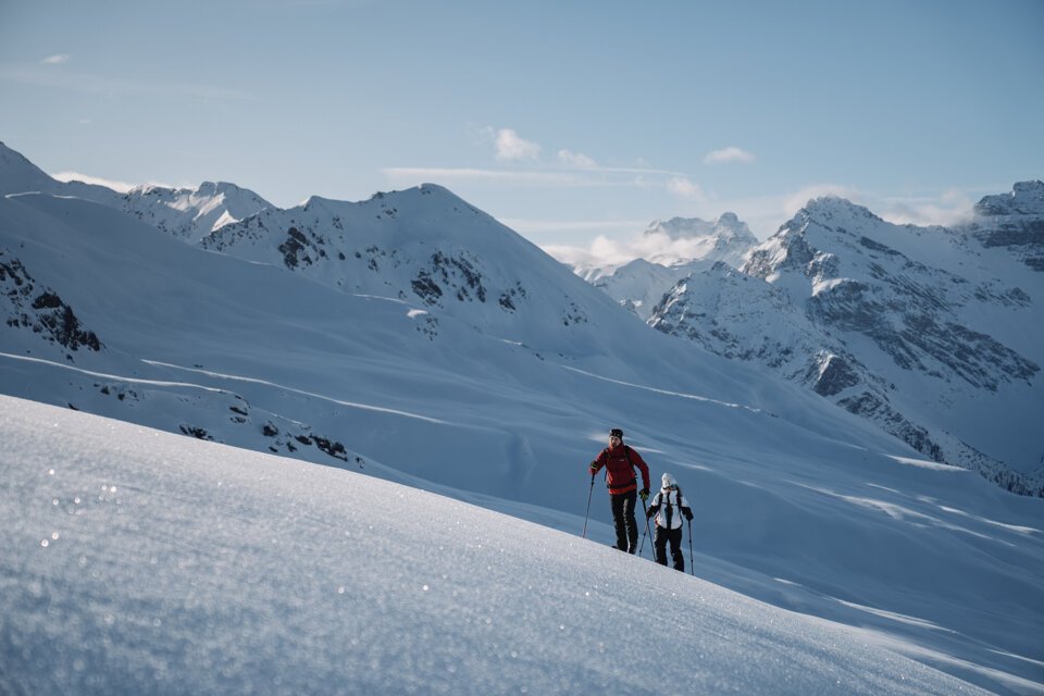 Zwei Personen beim Skitourengehen in verschneiter Berglandschaft. | © INTERSPORT International Corporation GmbH