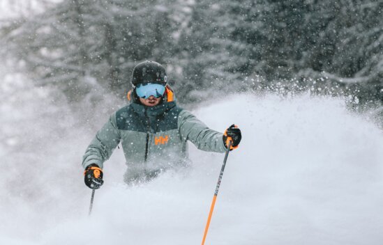 Skifahrer im Tiefschnee