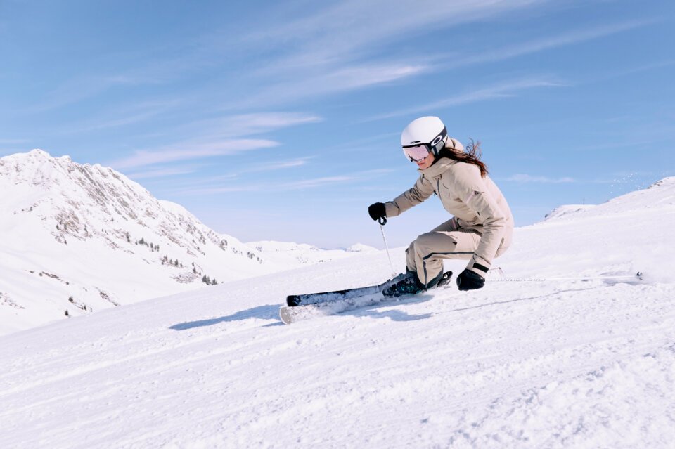 Skifahrerin auf einer schneebedeckten Piste. | © ARMIN WALCHER