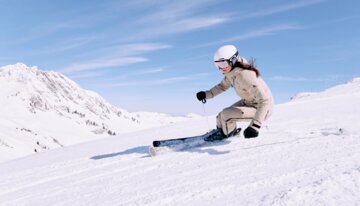 Skifahrerin auf einer schneebedeckten Piste. | © ARMIN WALCHER