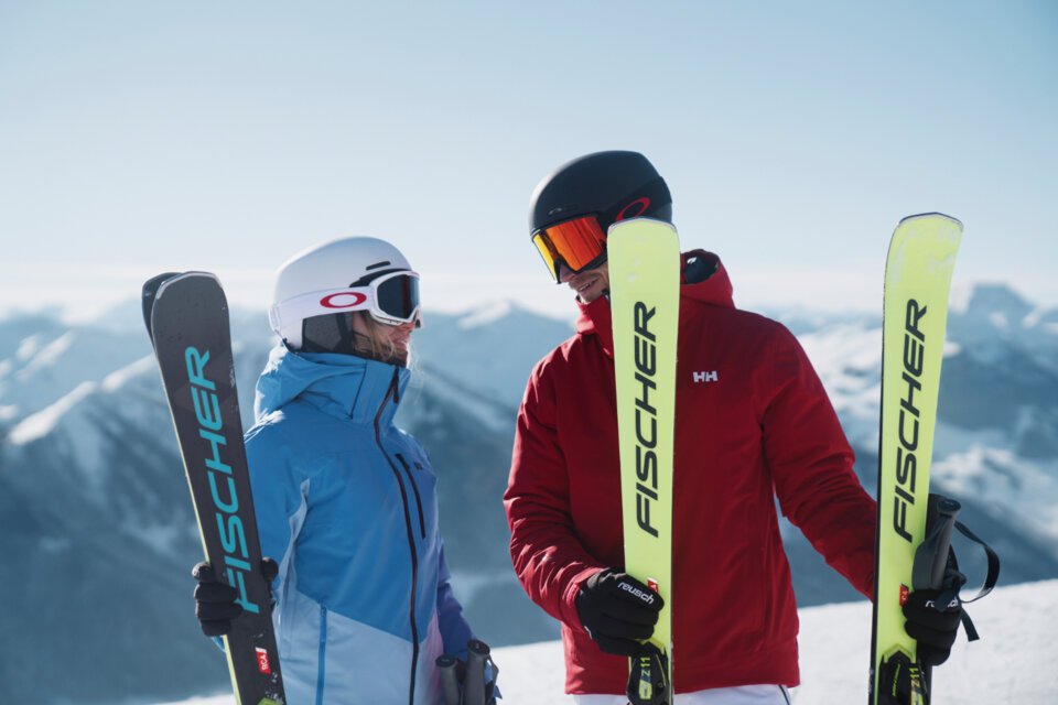 Two skiers with skis in the snow. | © INTERSPORT International Corporation GmbH