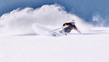 Skifahrer im Tiefschnee | © ARMIN WALCHER