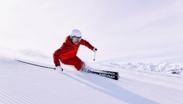 Skifahrer in roter Skibekleidung fährt Ski | © ARMIN WALCHER