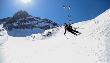 Person skiing on a sunny day | © OT Vallée de Chamonix / Salomé Abrial