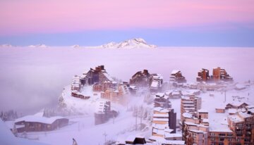 Winter landscape with snow-covered mountains and houses in the fog | © Avoriaz