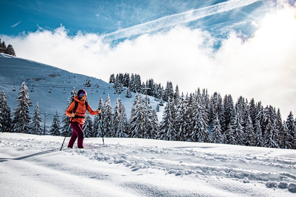 Femme faisant de la raquette dans un paysage enneigé. | © Chatel L. Meyer