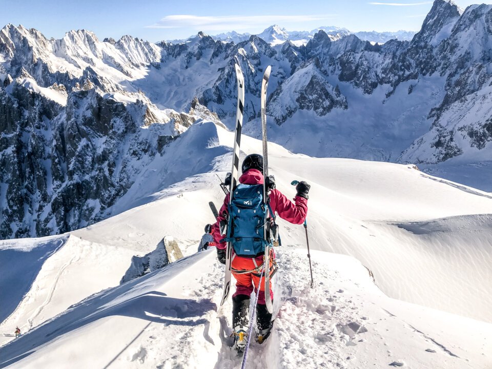 Ski mountaineer on snow-covered ridge with skis and backpack | © Office de Tourisme Vallée de Chamonix / Morgane Raylat