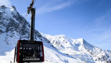 Cable car in front of snow-capped mountain scenery. | © Aiguille du Midi OT Chamonix / S. Abrial