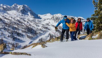 Group of people in snow against mountain backdrop | © J. KELAGOPIAN OTM NCA