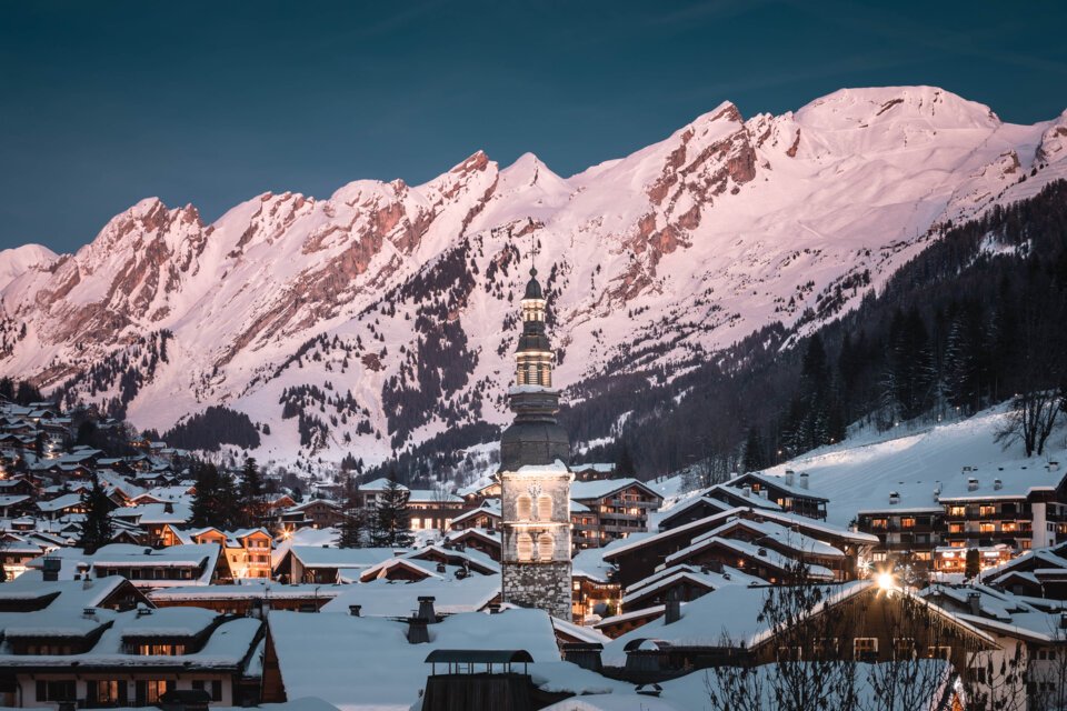 Snow-covered alpine village with church tower | © C.HUDRY