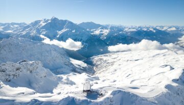 Snowy mountains with gondola station | © La Rosière Tourisme