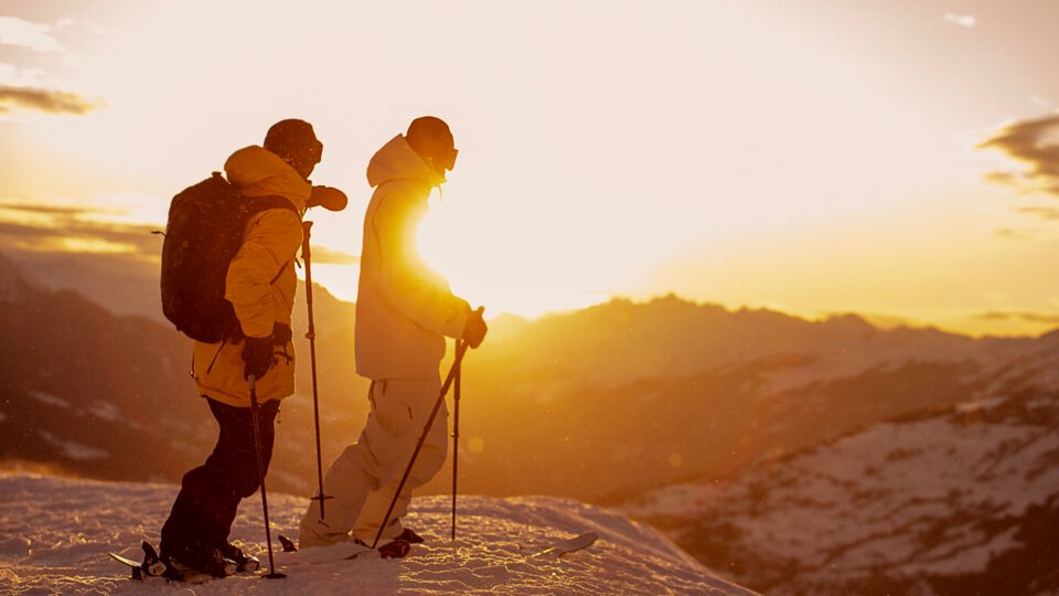 Zwei Skitourengeher bei Sonnenaufgang in den Bergen | © Germ photographie