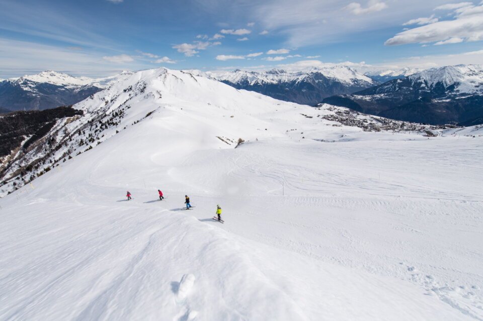 Gruppe von Skifahrern auf einem schneebedeckten Berg | © La Toussuire 2020 / A. Pernet