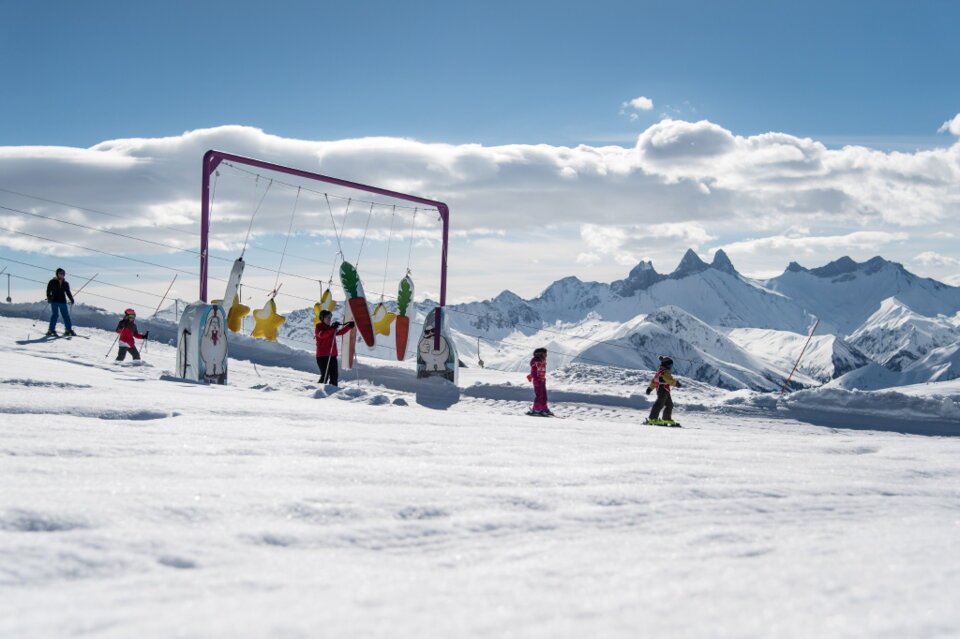 Kinder beim Skifahren auf einer Piste mit Dekorationen. | © La Toussuire 2020 / A. Pernet