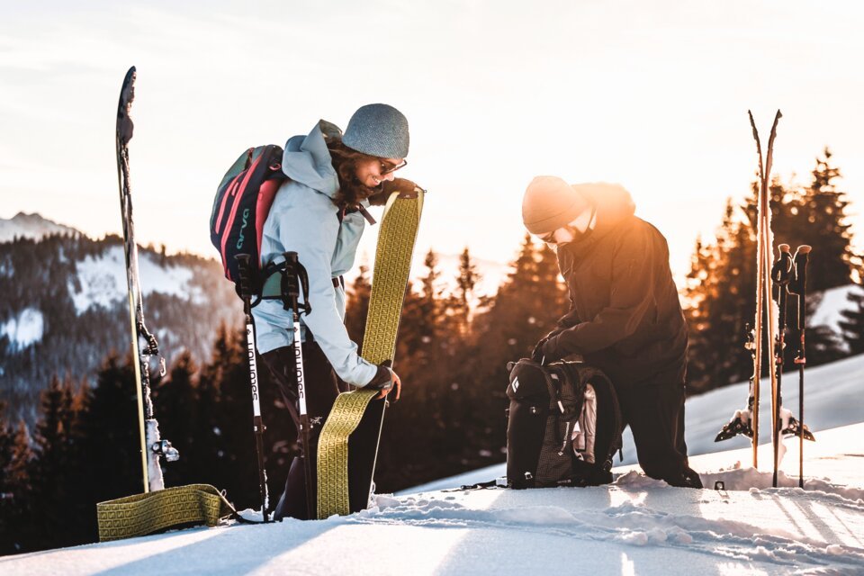 Two people preparing their equipment for ski touring. | © C. Hudry / Aravis