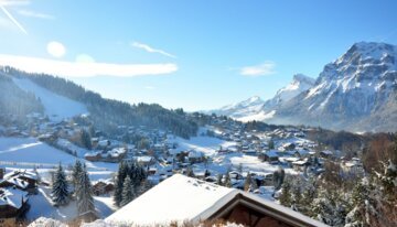 Winter landscape with snowy village and mountains | © Office de Tourisme Les Carroz