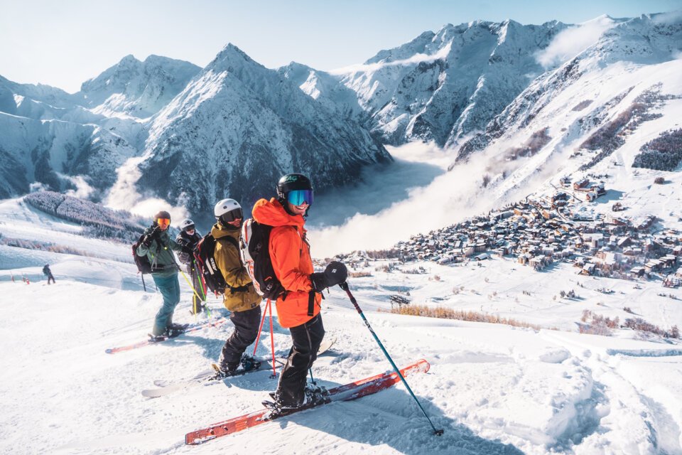 Skiers in snowy mountain landscape | © Les 2 Alpes / Luka Leroy