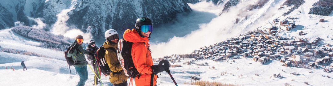 Skifahrer in verschneiter Berglandschaft | © Les 2 Alpes / Luka Leroy