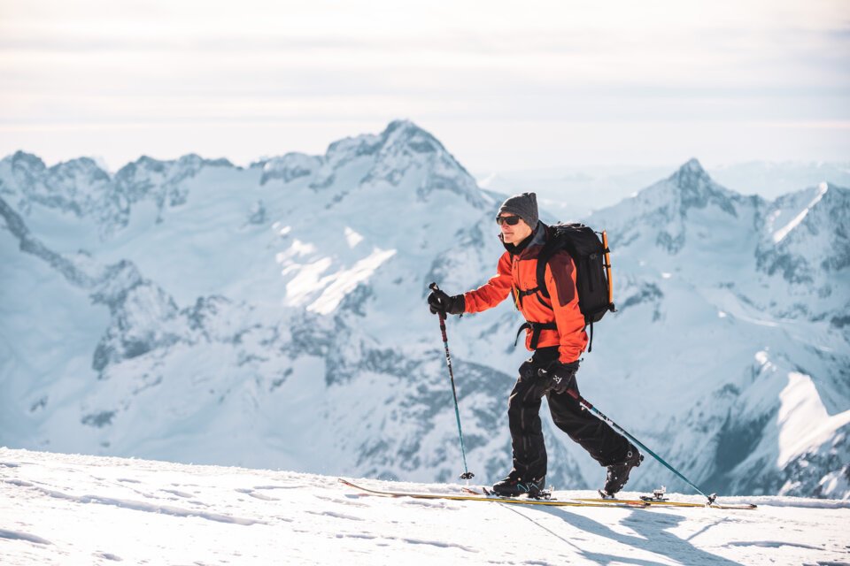 Skier mountaineer in snowy mountain landscape | © Les 2 Alpes / Luka Leroy
