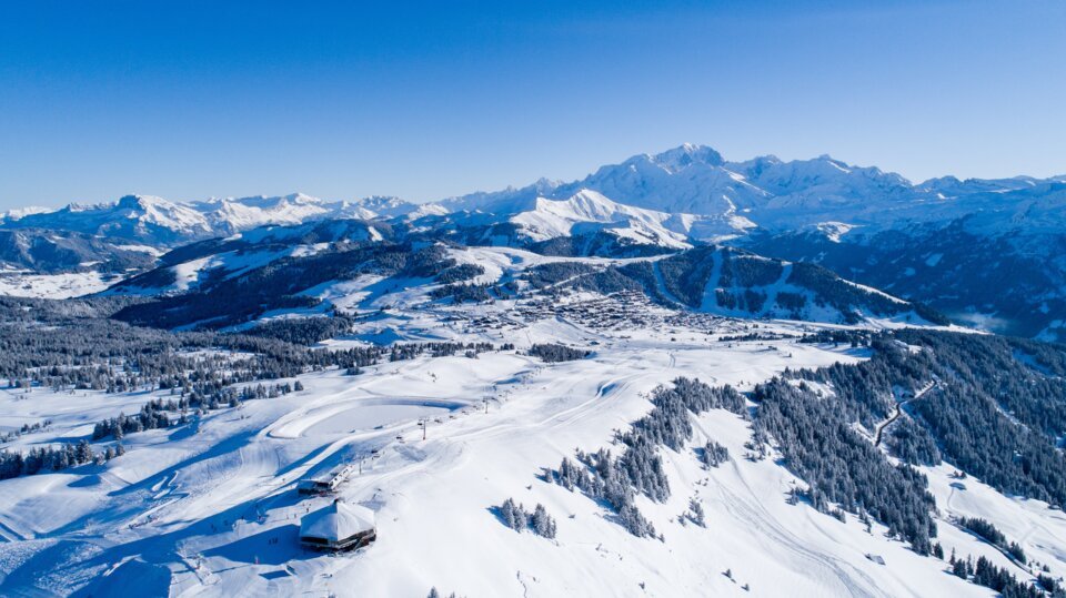 Winter mountain landscape with snow and village | © Thuria